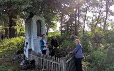 W dniach 20-24 sierpnia grupa młodzieży z Polski pracowała na cmentarzu w Tadanach