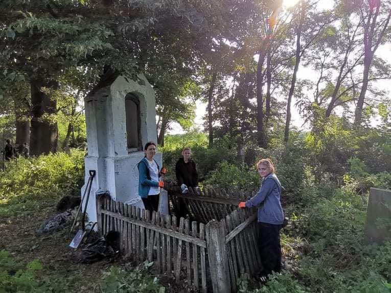 W dniach 20-24 sierpnia grupa młodzieży z Polski pracowała na cmentarzu w Tadanach